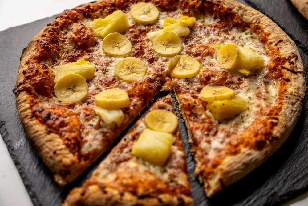 Patří ananas na pizzu? A co banány? Švédská Tropicana pizza vás dostane svou bizarností (nebo taky ne)