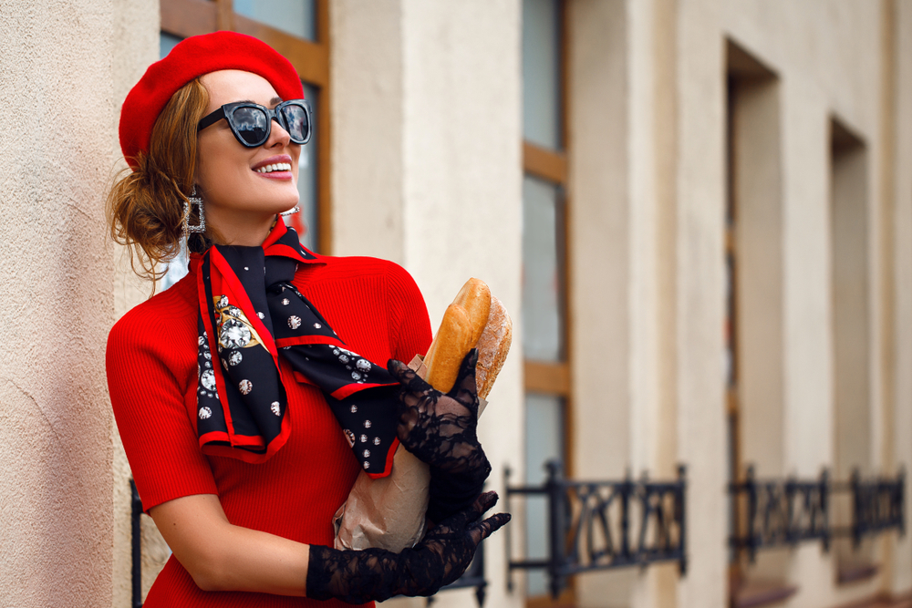 Šátek na krku podle Emily in Paris. Jak ho nosit ve stylu francouzské elegance?